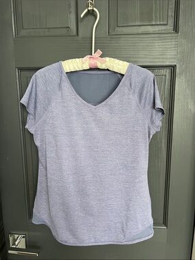 Women’s V-Neck Performance Tee - Light Lavender, size medium